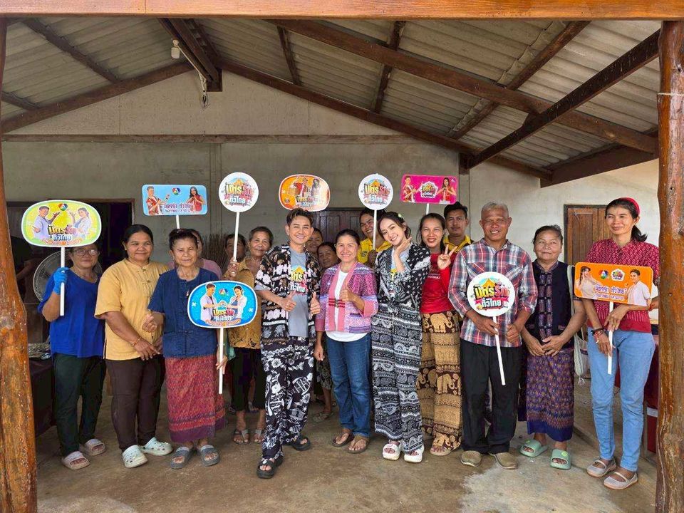 “เอ-แป้ง” พาดูภูมิปัญญาชาวบ้าน ตากปลาแบบไม่ง้อแดด  ที่วิสาหกิจชุมชนผลิตภัณฑ์แปรรูปปลาน้ำจืดบ้านเกาะกระทิง