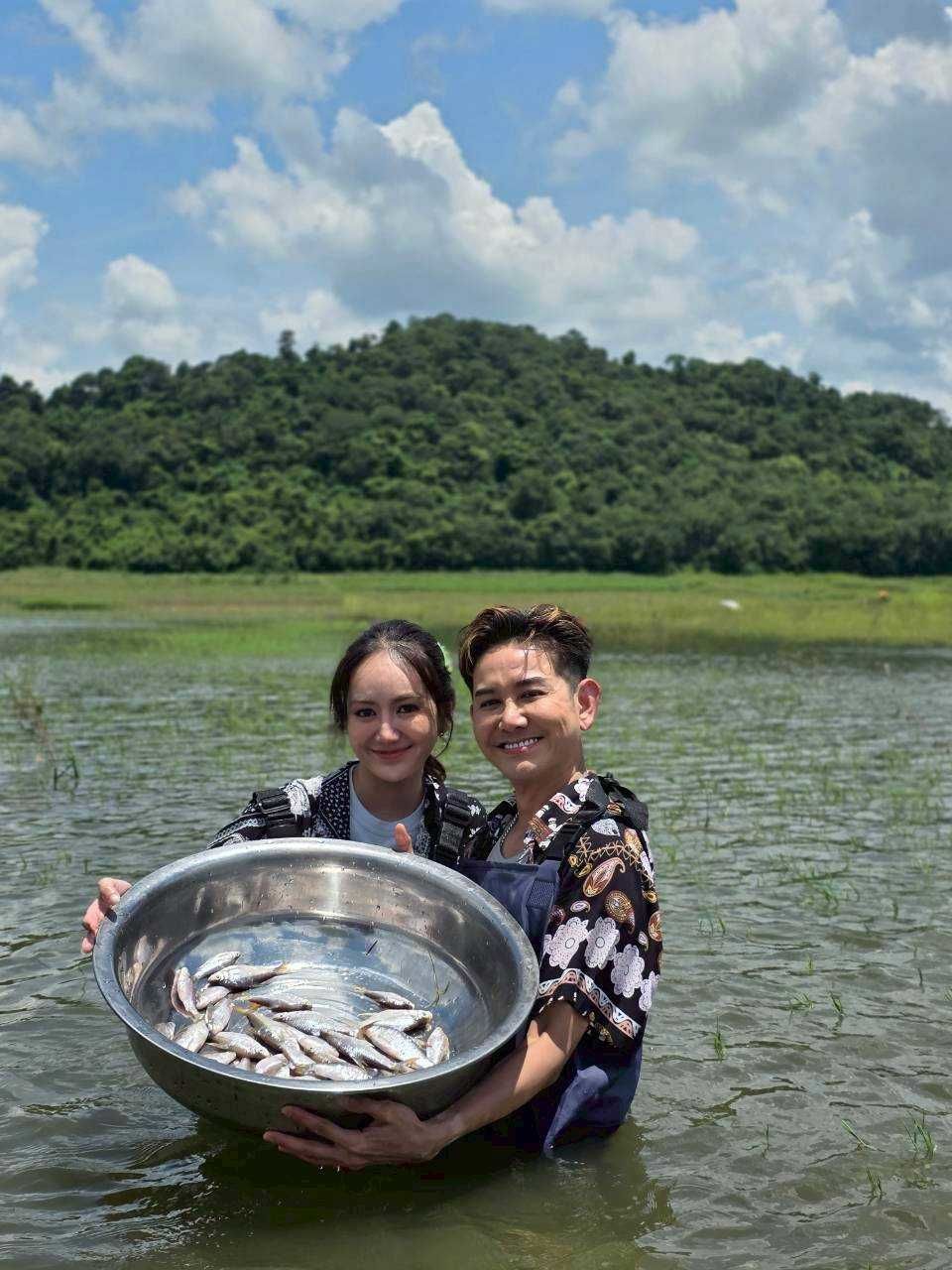 “เอ-แป้ง” พาดูภูมิปัญญาชาวบ้าน ตากปลาแบบไม่ง้อแดด  ที่วิสาหกิจชุมชนผลิตภัณฑ์แปรรูปปลาน้ำจืดบ้านเกาะกระทิง