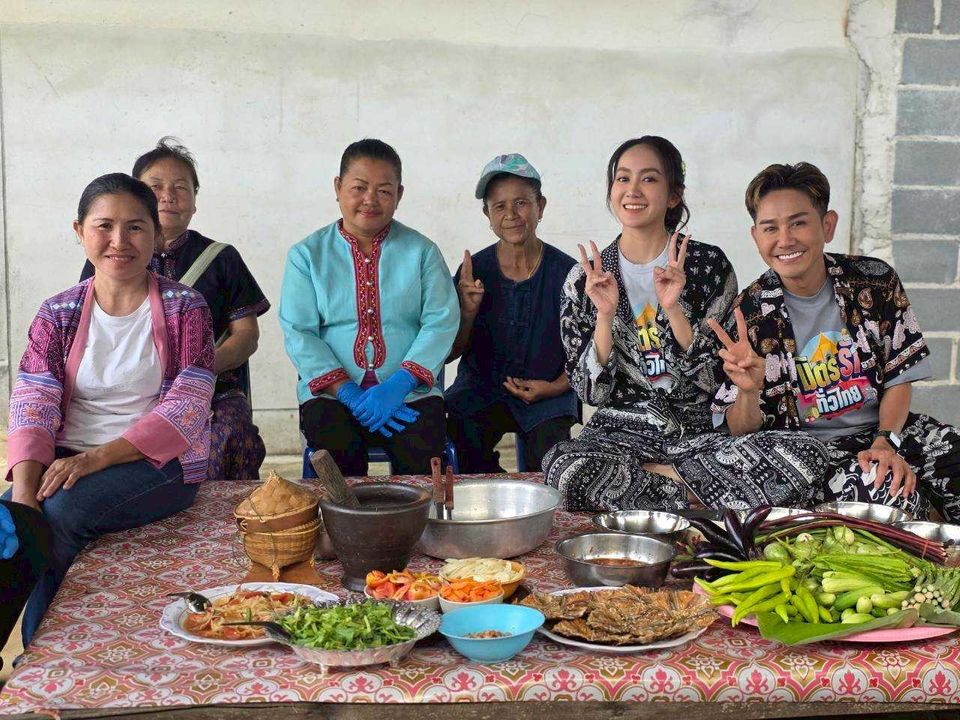 “เอ-แป้ง” พาดูภูมิปัญญาชาวบ้าน ตากปลาแบบไม่ง้อแดด  ที่วิสาหกิจชุมชนผลิตภัณฑ์แปรรูปปลาน้ำจืดบ้านเกาะกระทิง