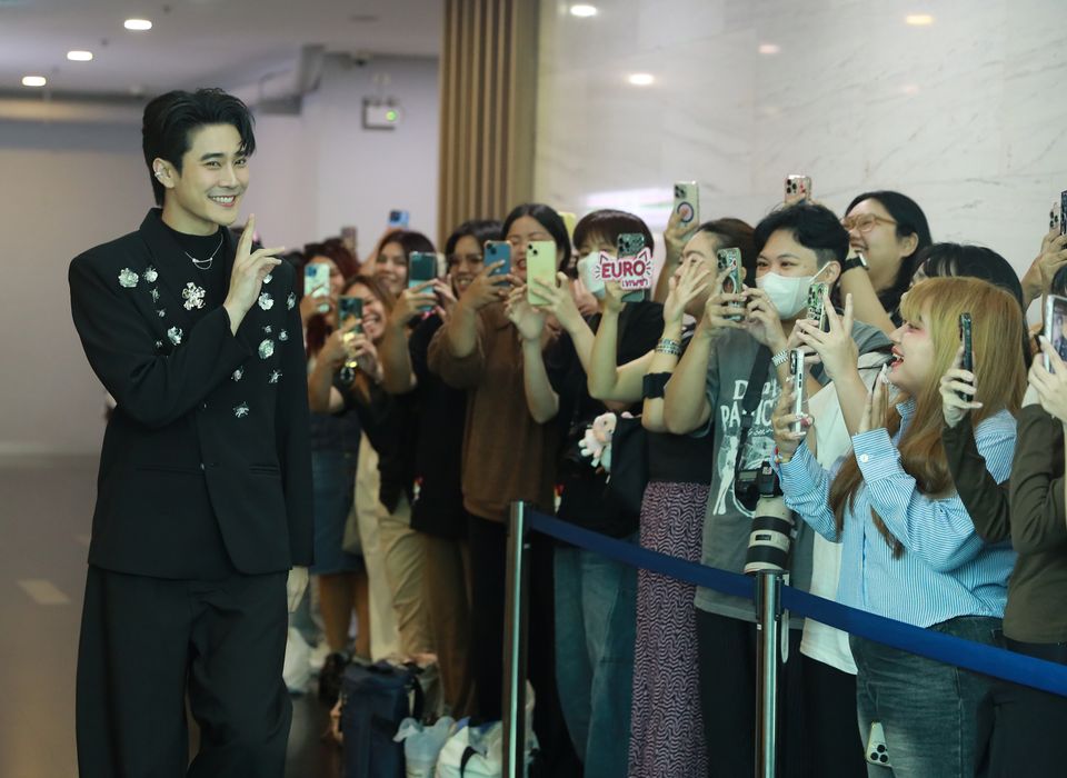 EXCLUSIVE PRESS INTERVIEW “ลวง” คึกคัก  แฟนคลับรวมตัวกรี๊ดสนั่นงาน