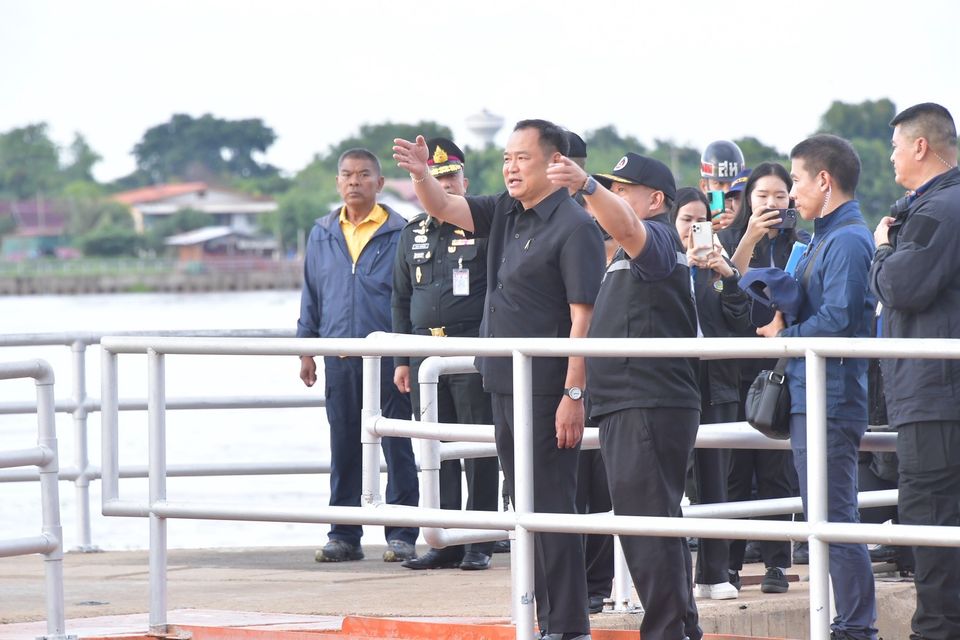 “นายกฯ อนุทิน” นำทีมติดตามพื้นที่ประสบอุทกภัยลุ่มเจ้าพระยา สั่งปรับลดอัตราการระบายน้ำ เพื่อลดผลกระทบพื้นที่ท้ายเขื่อน