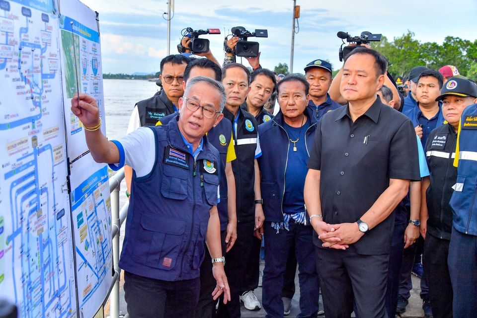 “นายกฯ อนุทิน” นำทีมติดตามพื้นที่ประสบอุทกภัยลุ่มเจ้าพระยา สั่งปรับลดอัตราการระบายน้ำ เพื่อลดผลกระทบพื้นที่ท้ายเขื่อน