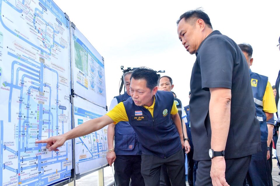 “นายกฯ อนุทิน” นำทีมติดตามพื้นที่ประสบอุทกภัยลุ่มเจ้าพระยา สั่งปรับลดอัตราการระบายน้ำ เพื่อลดผลกระทบพื้นที่ท้ายเขื่อน