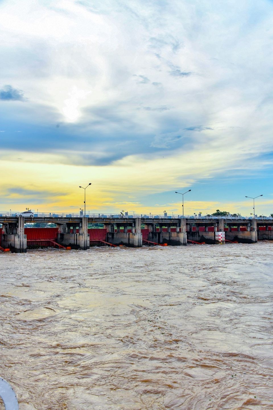 “นายกฯ อนุทิน” นำทีมติดตามพื้นที่ประสบอุทกภัยลุ่มเจ้าพระยา สั่งปรับลดอัตราการระบายน้ำ เพื่อลดผลกระทบพื้นที่ท้ายเขื่อน