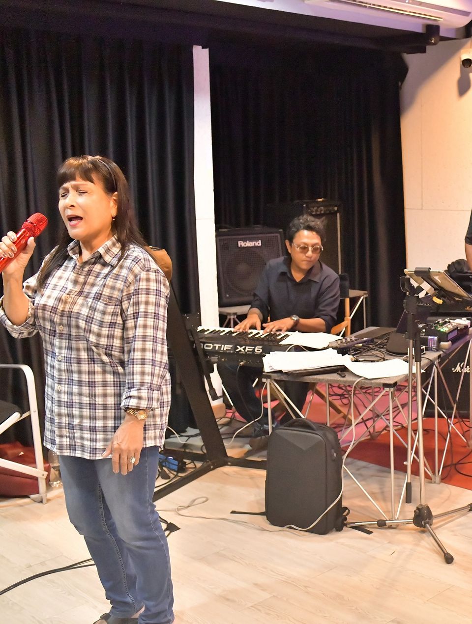 ตามชมบรรยากาศการซ้อม “7 สีคอนเสิร์ต เฟสติวัล”  “แต๋ม ชรัส” ดีใจร้องคู่ “แม่เม้า สุดา” ครบวง “มาลีฮวนน่า” และ“อ๊อฟ ชนะพล” 