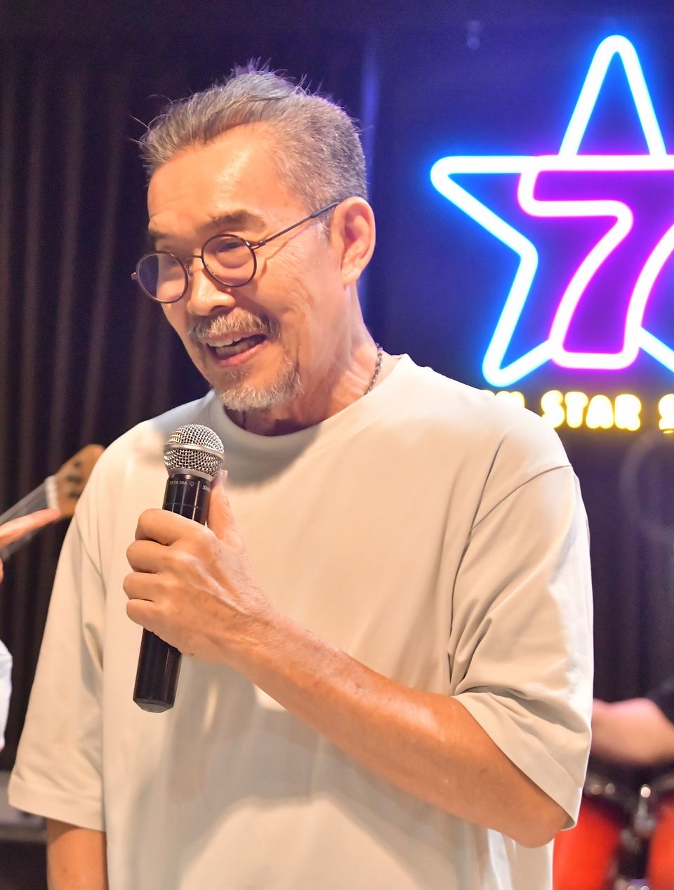 ตามชมบรรยากาศการซ้อม “7 สีคอนเสิร์ต เฟสติวัล”  “แต๋ม ชรัส” ดีใจร้องคู่ “แม่เม้า สุดา” ครบวง “มาลีฮวนน่า” และ“อ๊อฟ ชนะพล” 