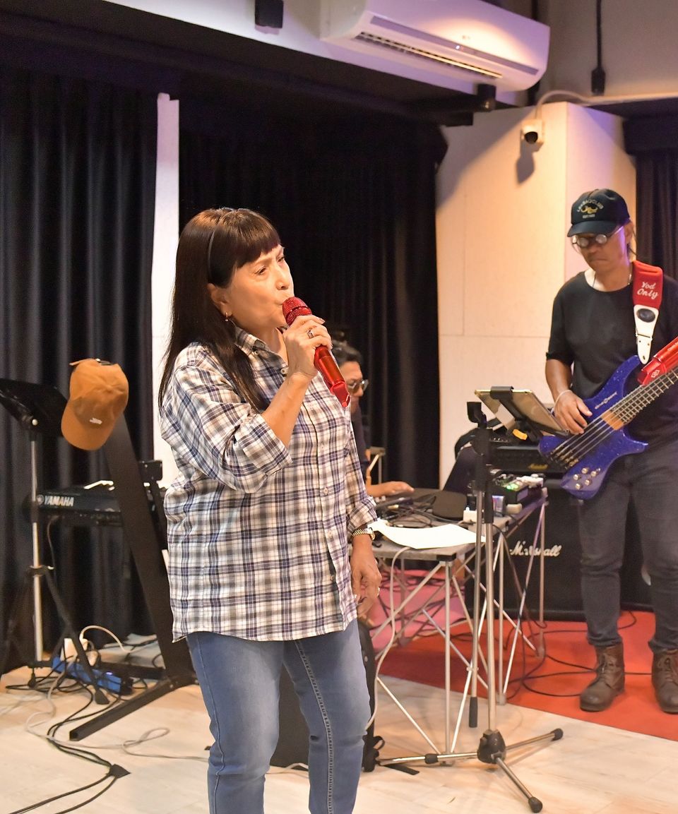 ตามชมบรรยากาศการซ้อม “7 สีคอนเสิร์ต เฟสติวัล”  “แต๋ม ชรัส” ดีใจร้องคู่ “แม่เม้า สุดา” ครบวง “มาลีฮวนน่า” และ“อ๊อฟ ชนะพล” 