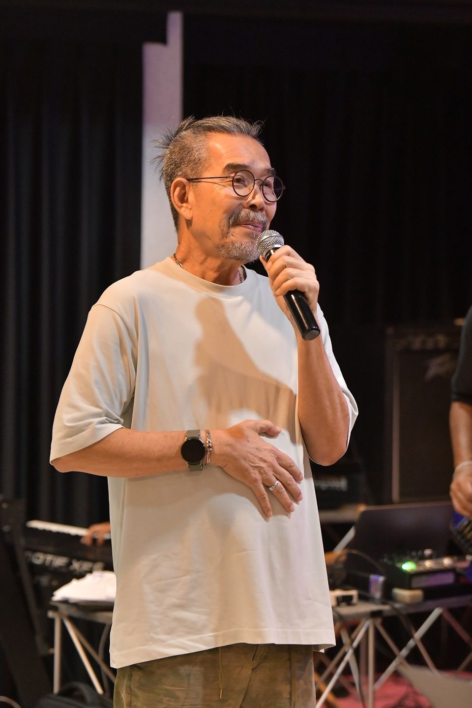 ตามชมบรรยากาศการซ้อม “7 สีคอนเสิร์ต เฟสติวัล”  “แต๋ม ชรัส” ดีใจร้องคู่ “แม่เม้า สุดา” ครบวง “มาลีฮวนน่า” และ“อ๊อฟ ชนะพล” 