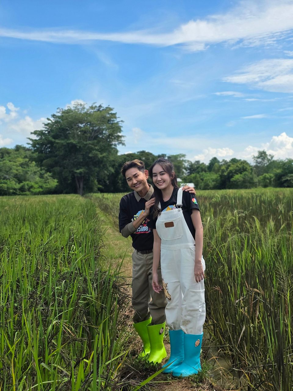 “เอ-แป้ง” ทัวร์วิสาหกิจชุมชนกลุ่มแม่บ้านเกษตรกรบ้านเขาหินกลิ้ง ชมแหล่งปลูกข้าวไรซ์เบอร์รี่ พร้อมสินค้าแปรรูปคุณภาพ