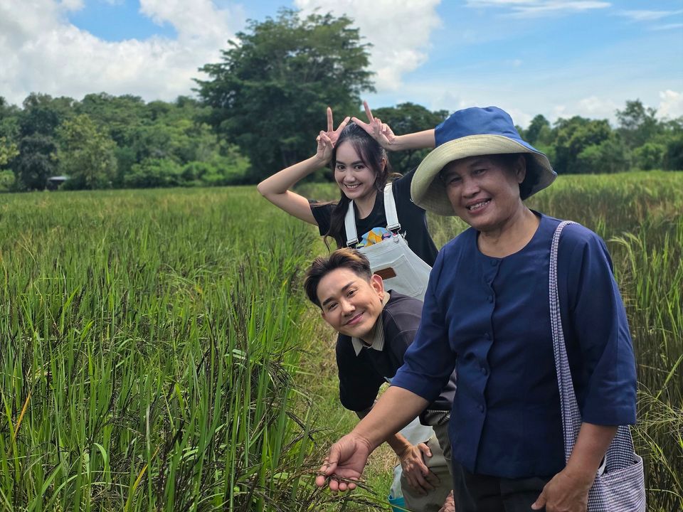 “เอ-แป้ง” ทัวร์วิสาหกิจชุมชนกลุ่มแม่บ้านเกษตรกรบ้านเขาหินกลิ้ง ชมแหล่งปลูกข้าวไรซ์เบอร์รี่ พร้อมสินค้าแปรรูปคุณภาพ