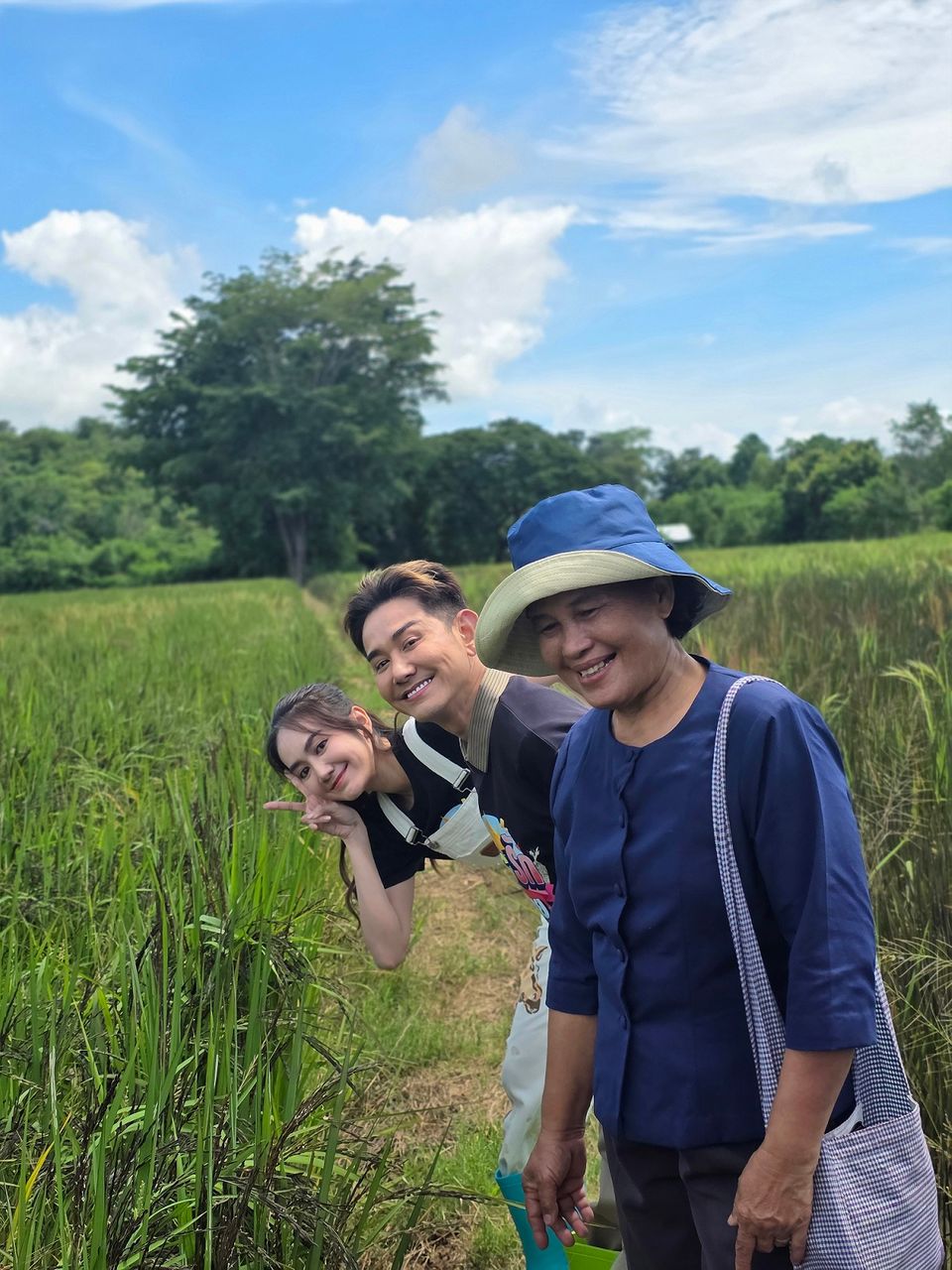 “เอ-แป้ง” ทัวร์วิสาหกิจชุมชนกลุ่มแม่บ้านเกษตรกรบ้านเขาหินกลิ้ง ชมแหล่งปลูกข้าวไรซ์เบอร์รี่ พร้อมสินค้าแปรรูปคุณภาพ