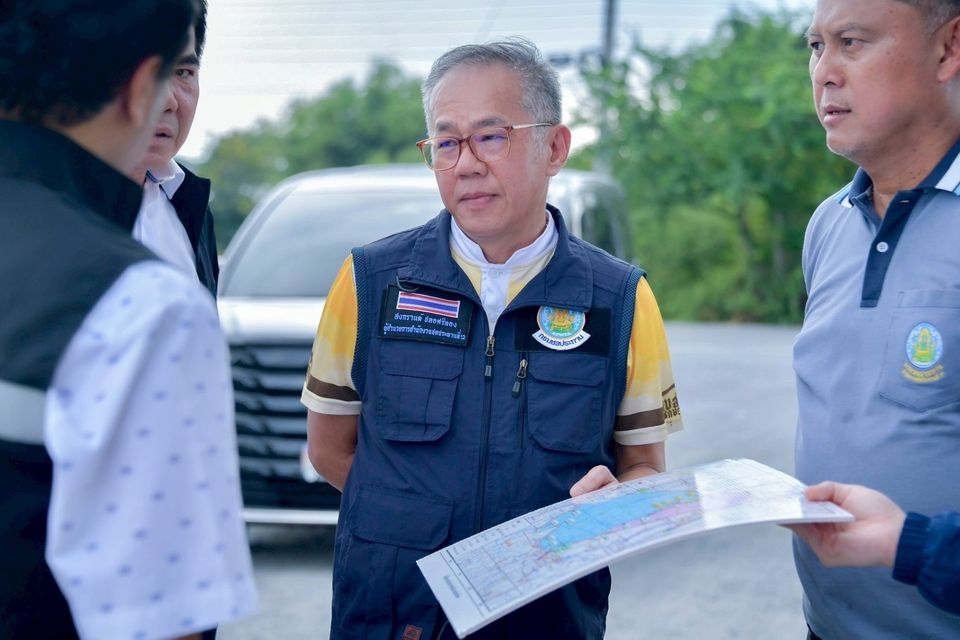 อธิบดีกรมชลฯ นำทีมลุยน้ำอยุธยา สั่งเร่งเคลียร์คลอง วางแผนระบายน้ำเตรียมเพาะปลูกฤดูแล้ง