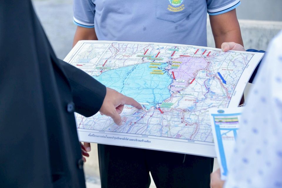 อธิบดีกรมชลฯ นำทีมลุยน้ำอยุธยา สั่งเร่งเคลียร์คลอง วางแผนระบายน้ำเตรียมเพาะปลูกฤดูแล้ง