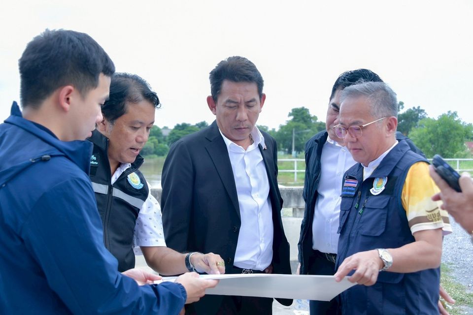 อธิบดีกรมชลฯ นำทีมลุยน้ำอยุธยา สั่งเร่งเคลียร์คลอง วางแผนระบายน้ำเตรียมเพาะปลูกฤดูแล้ง