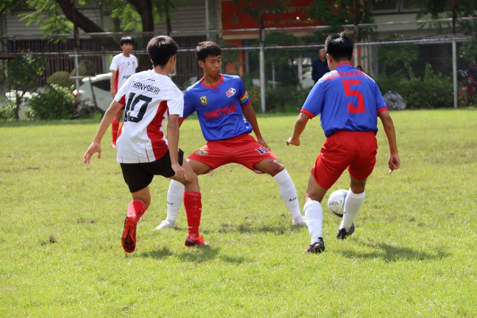 “SPORTS LIFE” บุกสมรภูมิลูกหนังขาสั้น ส่องบรรยากาศรอบสนาม “ฟุตบอลนักเรียน 7 คน แชมป์กีฬา 7HD แชมเปียน คัพ 2025”