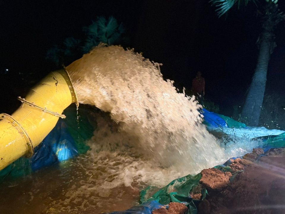 ผักตบ..ต้องกำจัด!!  กรมชลฯ เดินหน้าปฏิบัติการ “คืนคลองใส” เดินหน้ากำจัดผักตบชวาในแหล่งน้ำ