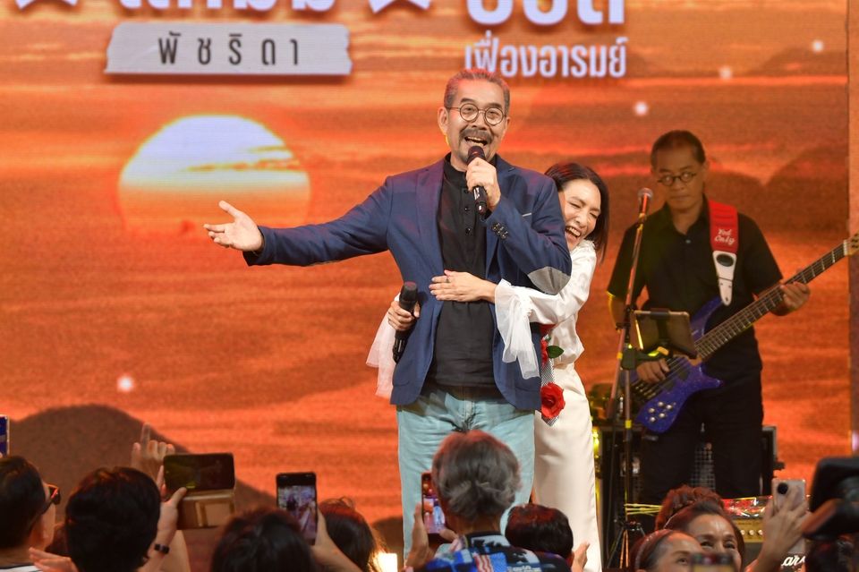  สนุกสุดเหวี่ยง "7 สีคอนเสิร์ต เฟสติวัล” ยกตำนาน “มาลีฮวนน่า” เต็มวง “อ๊อฟ ชนะพล” ร่วมแจม  รุ่นใหญ่ยุค 80  “แม่เม้า-แต๋ม ชรัส” โชว์จัดเต็ม กรี๊ด “แหม่ม-พัชริดา” เซอร์ไพรส์