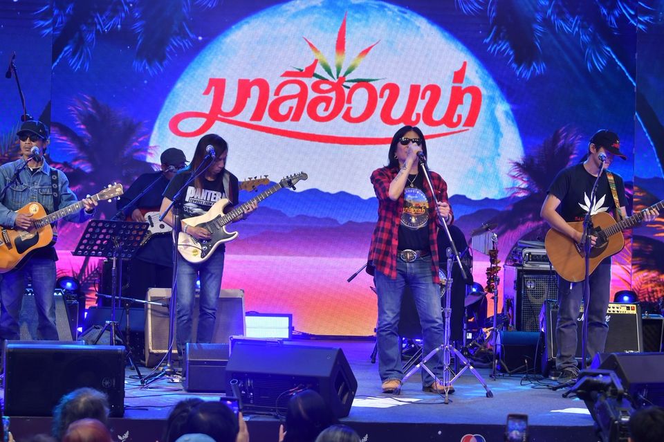  สนุกสุดเหวี่ยง "7 สีคอนเสิร์ต เฟสติวัล” ยกตำนาน “มาลีฮวนน่า” เต็มวง “อ๊อฟ ชนะพล” ร่วมแจม  รุ่นใหญ่ยุค 80  “แม่เม้า-แต๋ม ชรัส” โชว์จัดเต็ม กรี๊ด “แหม่ม-พัชริดา” เซอร์ไพรส์