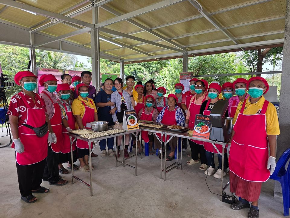 “เอ-แป้ง” พาทัวร์บ้านเกิด อ.วิเศษชัยชาญ จ.อ่างทอง ตามหาของดี “จ๊อปลาส้ม” ที่ “วิสาหกิจชุมชนส่งเสริมอาชีพบ้านห้วยคล้า”