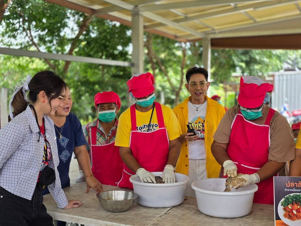 “เอ-แป้ง” พาทัวร์บ้านเกิด อ.วิเศษชัยชาญ จ.อ่างทอง ตามหาของดี “จ๊อปลาส้ม” ที่ “วิสาหกิจชุมชนส่งเสริมอาชีพบ้านห้วยคล้า”