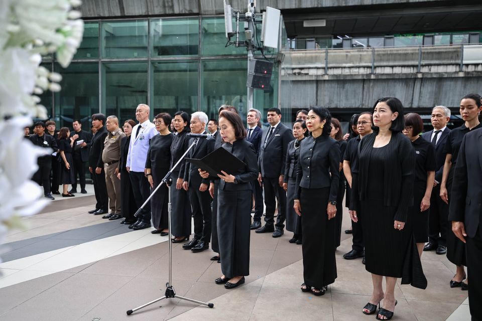 กลุ่มบริษัทสยามพิวรรธน์ พร้อมพันธมิตร และประชาชน ร่วมตักบาตรพระสงฆ์ 93 รูป อุทิศถวายพระราชกุศลและน้อมถวายความอาลัยสมเด็จฯ พระบรมราชชนนีพันปีหลวง เสด็จสวรรคตครบสัตตมวาร