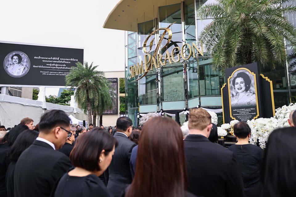 กลุ่มบริษัทสยามพิวรรธน์ พร้อมพันธมิตร และประชาชน ร่วมตักบาตรพระสงฆ์ 93 รูป อุทิศถวายพระราชกุศลและน้อมถวายความอาลัยสมเด็จฯ พระบรมราชชนนีพันปีหลวง เสด็จสวรรคตครบสัตตมวาร