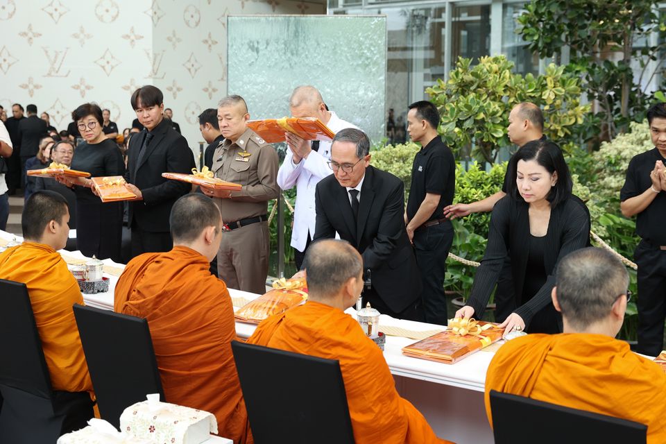 กลุ่มบริษัทสยามพิวรรธน์ พร้อมพันธมิตร และประชาชน ร่วมตักบาตรพระสงฆ์ 93 รูป อุทิศถวายพระราชกุศลและน้อมถวายความอาลัยสมเด็จฯ พระบรมราชชนนีพันปีหลวง เสด็จสวรรคตครบสัตตมวาร
