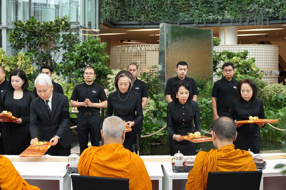 กลุ่มบริษัทสยามพิวรรธน์ พร้อมพันธมิตร และประชาชน ร่วมตักบาตรพระสงฆ์ 93 รูป อุทิศถวายพระราชกุศลและน้อมถวายความอาลัยสมเด็จฯ พระบรมราชชนนีพันปีหลวง เสด็จสวรรคตครบสัตตมวาร