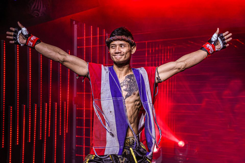 ONE Championship : เสือแบล็ค ท.พราน49 สุดภูมิใจสวมชุดกะเหรี่ยงลายธงไทยก่อนขึ้นชก