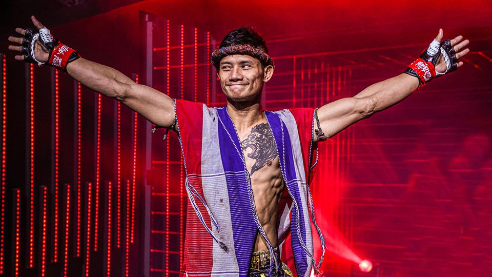 ONE Championship : เสือแบล็ค ท.พราน49 สุดภูมิใจสวมชุดกะเหรี่ยงลายธงไทยก่อนขึ้นชก