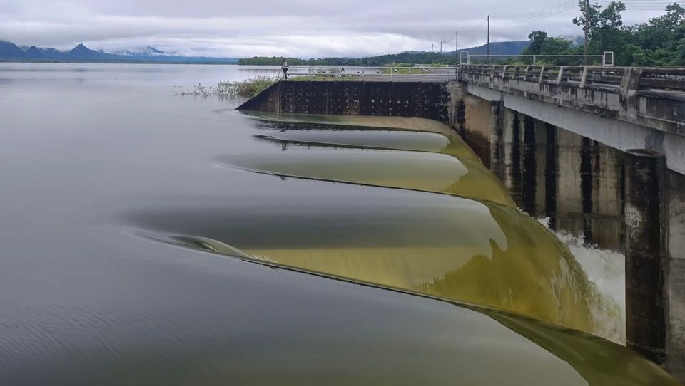 ฝนถล่มสุโขทัย ทำน้ำล้นสปิลเวย์อ่างเก็บน้ำ