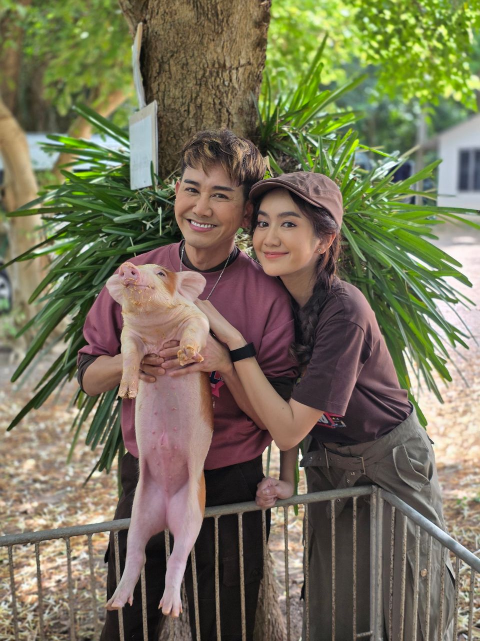 “มิตรรัก ทั่วไทย” พาเที่ยวเมืองโอ่งมังกร จ.ราชบุรี “เอ-แป้ง” ลุยฟาร์มหมูหลุมครบวงจร ที่แรกในประเทศไทย