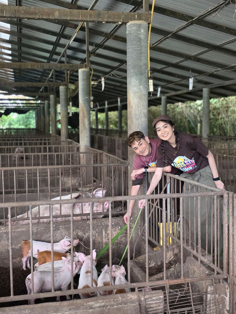 “มิตรรัก ทั่วไทย” พาเที่ยวเมืองโอ่งมังกร จ.ราชบุรี “เอ-แป้ง” ลุยฟาร์มหมูหลุมครบวงจร ที่แรกในประเทศไทย