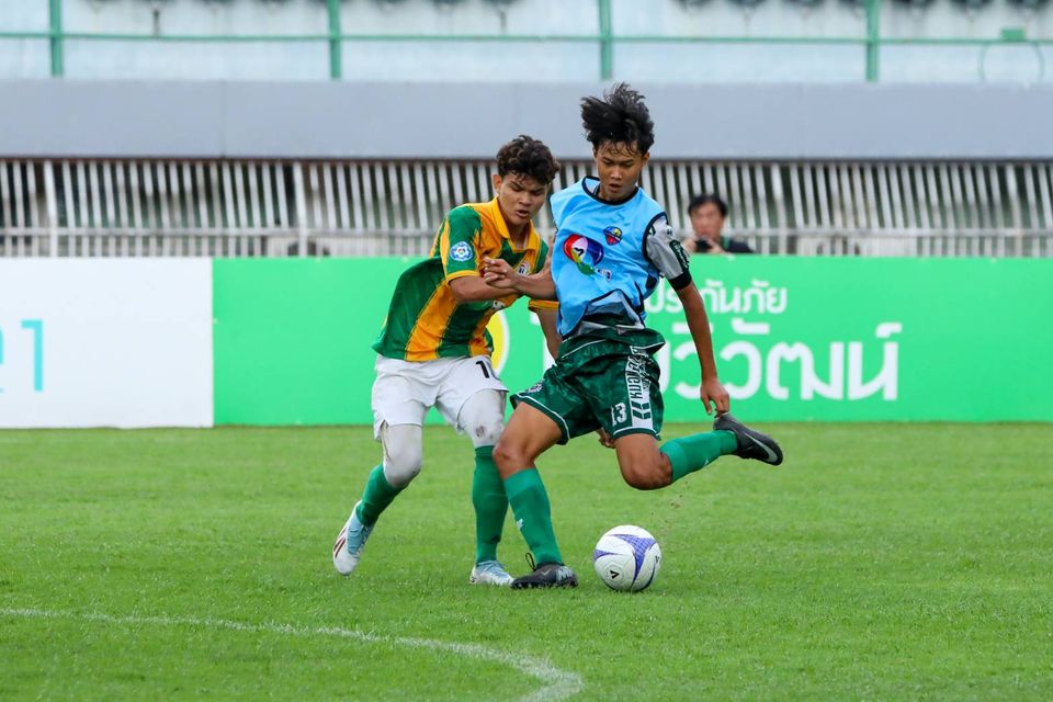 4 ทีมสุดท้าย ลุยต่อรอบรองชนะเลิศ ศึก “ฟุตบอลนักเรียน 7 คน แชมป์กีฬา 7HD แชมเปียน คัพ 2025” “รร.หัวหินวิทยาคม” ดับฟอร์ม “รร.สวนป่าเขาชะอางค์” 5-3