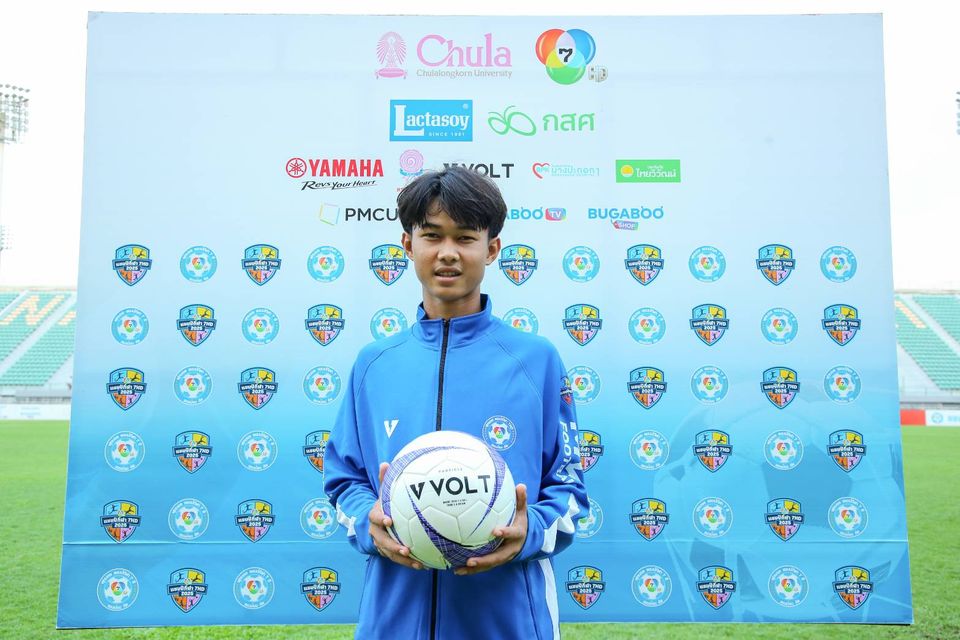 4 ทีมสุดท้าย ลุยต่อรอบรองชนะเลิศ ศึก “ฟุตบอลนักเรียน 7 คน แชมป์กีฬา 7HD แชมเปียน คัพ 2025” “รร.หัวหินวิทยาคม” ดับฟอร์ม “รร.สวนป่าเขาชะอางค์” 5-3