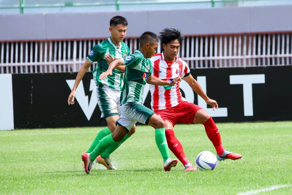 4 ทีมสุดท้าย ลุยต่อรอบรองชนะเลิศ ศึก “ฟุตบอลนักเรียน 7 คน แชมป์กีฬา 7HD แชมเปียน คัพ 2025” “รร.หัวหินวิทยาคม” ดับฟอร์ม “รร.สวนป่าเขาชะอางค์” 5-3