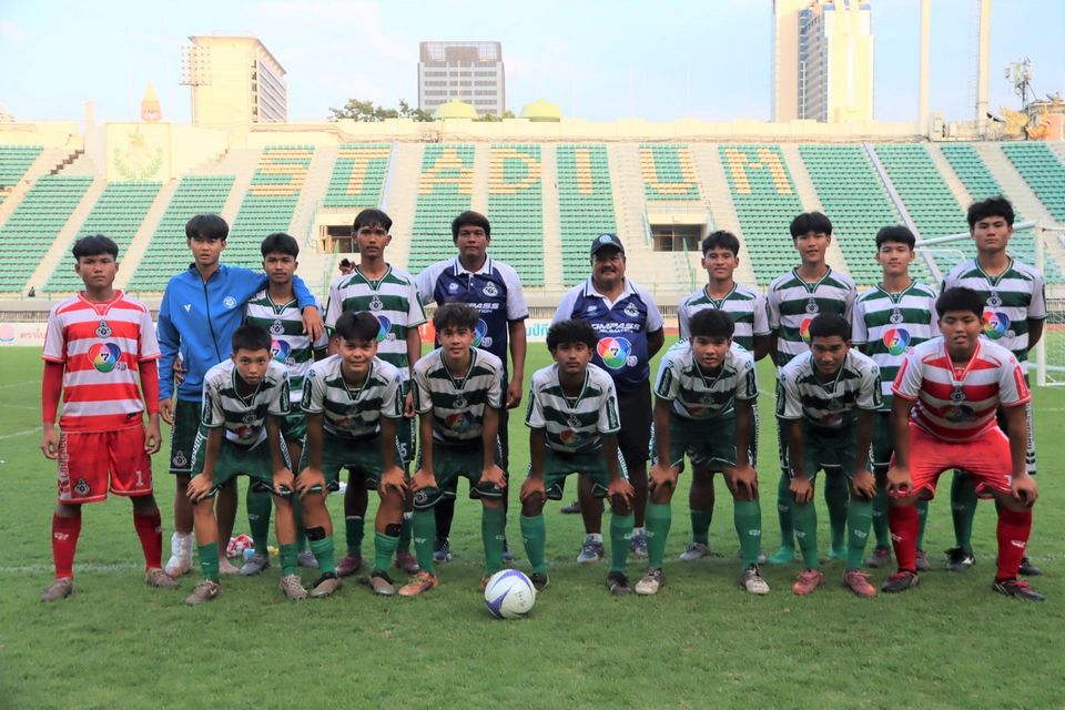 4 ทีมสุดท้าย ลุยต่อรอบรองชนะเลิศ ศึก “ฟุตบอลนักเรียน 7 คน แชมป์กีฬา 7HD แชมเปียน คัพ 2025” “รร.หัวหินวิทยาคม” ดับฟอร์ม “รร.สวนป่าเขาชะอางค์” 5-3