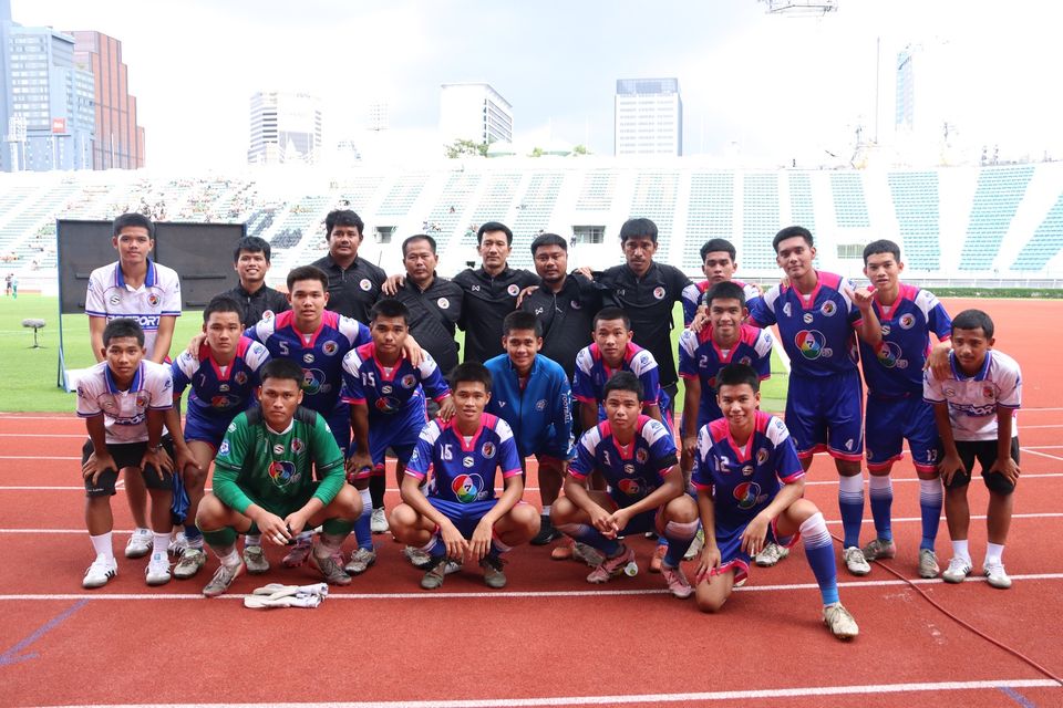 4 ทีมสุดท้าย ลุยต่อรอบรองชนะเลิศ ศึก “ฟุตบอลนักเรียน 7 คน แชมป์กีฬา 7HD แชมเปียน คัพ 2025” “รร.หัวหินวิทยาคม” ดับฟอร์ม “รร.สวนป่าเขาชะอางค์” 5-3