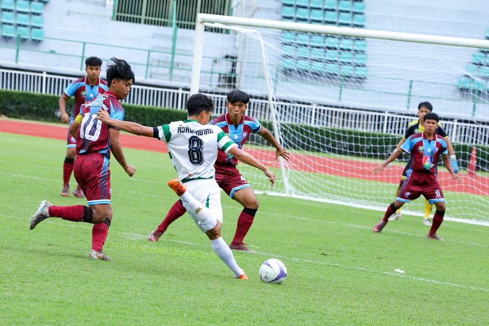 4 ทีมสุดท้าย ลุยต่อรอบรองชนะเลิศ ศึก “ฟุตบอลนักเรียน 7 คน แชมป์กีฬา 7HD แชมเปียน คัพ 2025” “รร.หัวหินวิทยาคม” ดับฟอร์ม “รร.สวนป่าเขาชะอางค์” 5-3