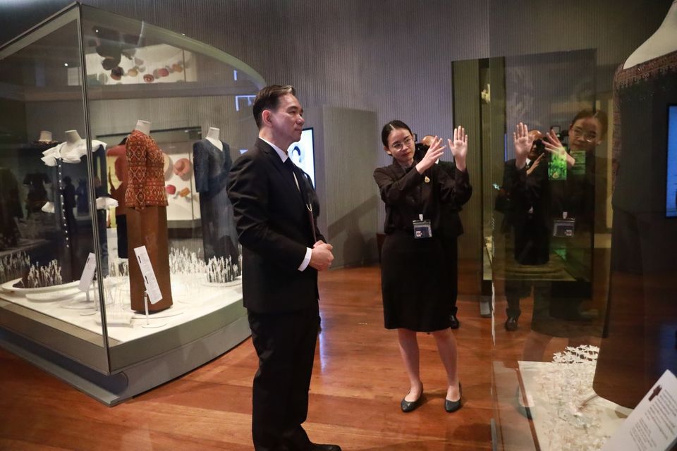 คณะผู้บริหารช่อง 7HD ร่วมพิธีลงนามแสดงความอาลัยถวายแด่ สมเด็จพระนางเจ้าสิริกิติ์ พระบรมราชินีนาถ พระบรมราชชนนีพันปีหลวง ณ ศาลาสหทัยสมาคม พระบรมมหาราชวัง