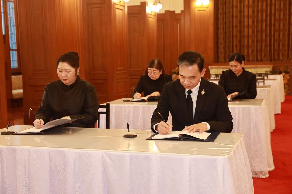 คณะผู้บริหารช่อง 7HD ร่วมพิธีลงนามแสดงความอาลัยถวายแด่ สมเด็จพระนางเจ้าสิริกิติ์ พระบรมราชินีนาถ พระบรมราชชนนีพันปีหลวง ณ ศาลาสหทัยสมาคม พระบรมมหาราชวัง