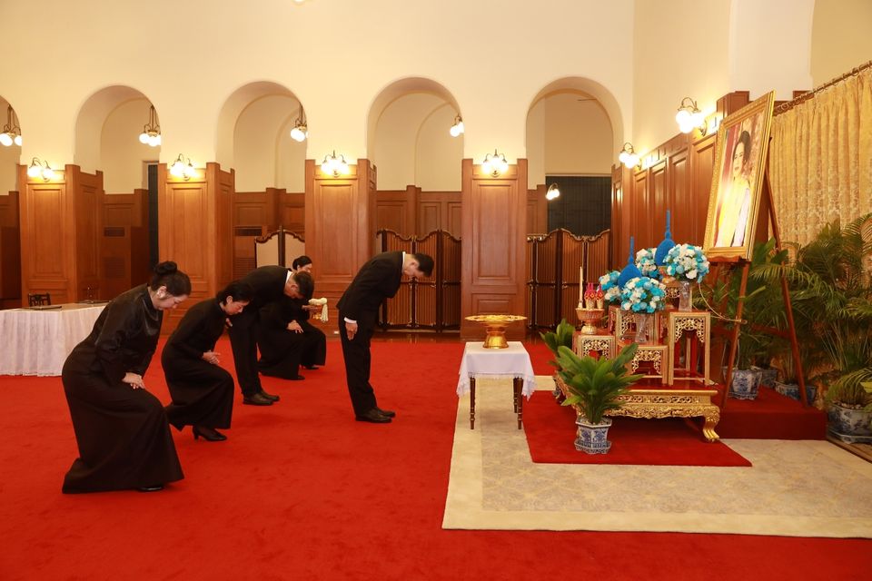 คณะผู้บริหารช่อง 7HD ร่วมพิธีลงนามแสดงความอาลัยถวายแด่ สมเด็จพระนางเจ้าสิริกิติ์ พระบรมราชินีนาถ พระบรมราชชนนีพันปีหลวง ณ ศาลาสหทัยสมาคม พระบรมมหาราชวัง