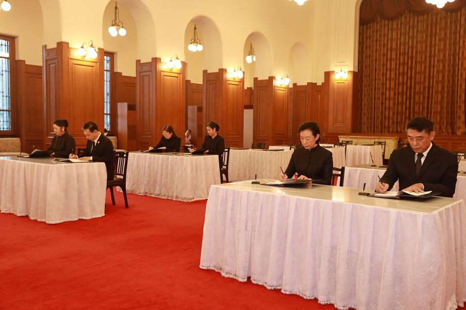 คณะผู้บริหารช่อง 7HD ร่วมพิธีลงนามแสดงความอาลัยถวายแด่ สมเด็จพระนางเจ้าสิริกิติ์ พระบรมราชินีนาถ พระบรมราชชนนีพันปีหลวง ณ ศาลาสหทัยสมาคม พระบรมมหาราชวัง