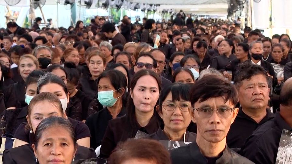 ประชาชนเนืองแน่นเข้ากราบพระบรมศพ สมเด็จพระนางเจ้าสิริกิติ์ พระบรมราชินีนาถ พระบรมราชชนนีพันปีหลวง