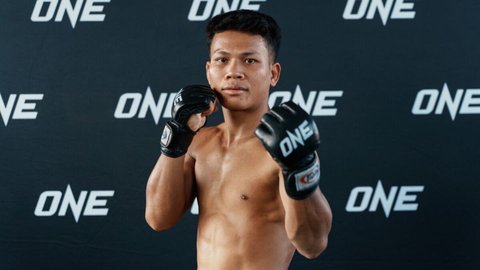 ONE Championship : หนุ่มสุรินทร์ ช.เกตุวีณา พร้อมหักปากกาเซียนคว่ำ "นาดากะ" ซิวเข็มขัดเส้นประวัติศาสตร์
