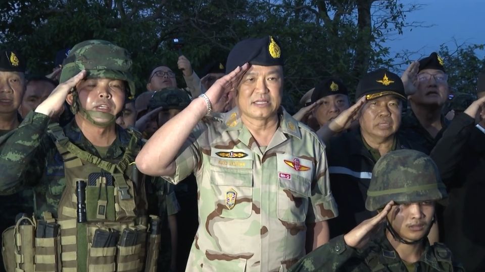 นายกฯ ร่วมร้องเพลงชาติบน ภูมะเขือ