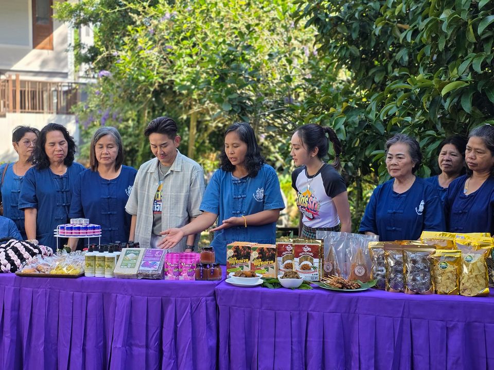 “เอ-แป้ง” ชิมอาหารพื้นถิ่น อ.ขลุง พร้อมลุยดูของดี ที่ “กลุ่มวิสาหกิจชุมชนแม่บ้านตะปอนน้อย”