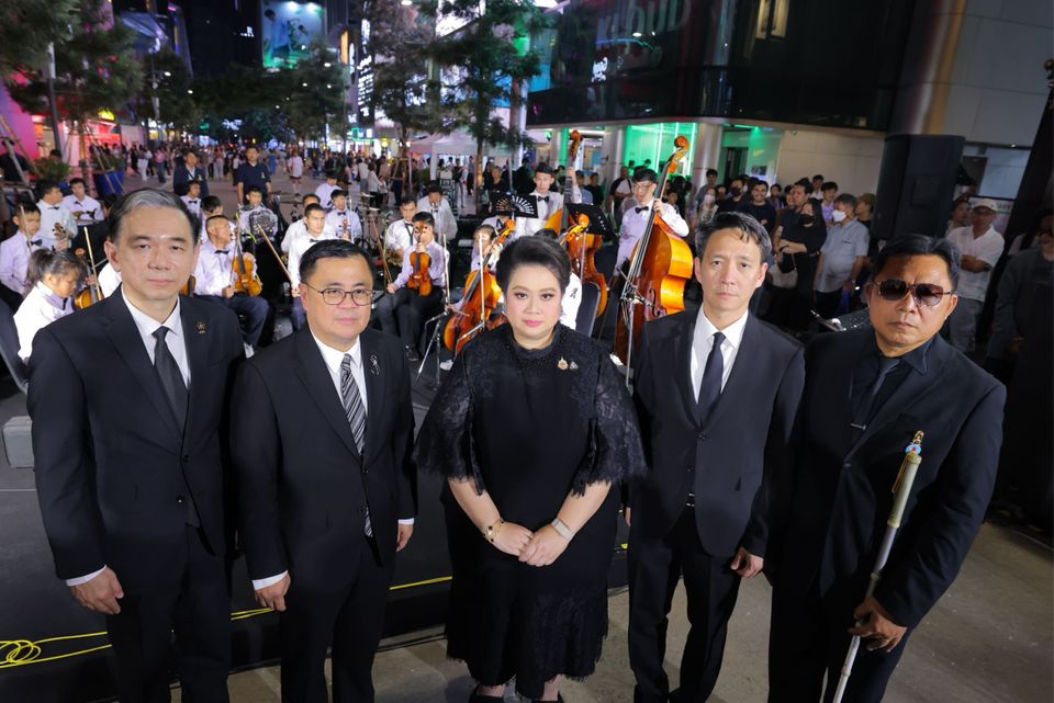 จุฬาฯ - PMCU - เอไอเอส - ช่อง 7HD ร่วมเปิดพื้นที่ AIS SIAM ขอแสดงความอาลัยและน้อมรำลึกในพระมหากรุณาธิคุณอันหาที่สุดมิได้ ของสมเด็จพระนางเจ้าสิริกิติ์ พระบรมราชินีนาถ พระบรมราชชนนีพันปีหลวง 