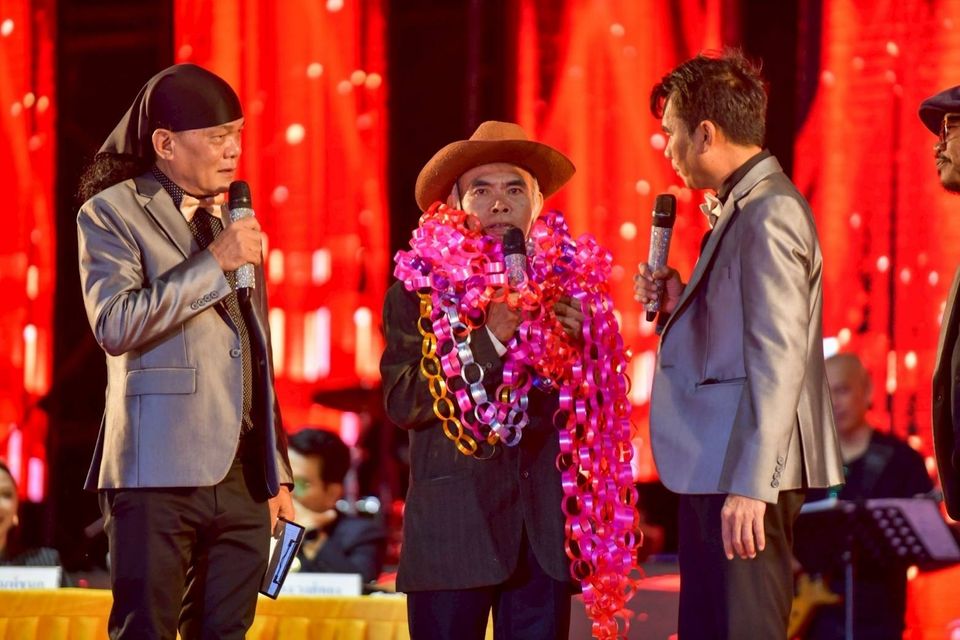 “ชุมทางฯ“นำทัพคนลูกทุ่งเยือนเมืองชาลาวัน เปิดเวทีคอนเสิร์ตสัญจรเสิร์ฟสุข-อิ่มบุญมหากฐิน