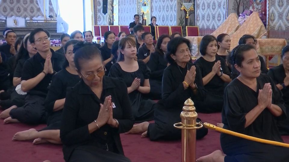 คณะบุคคลและประชาชน เดินทางไปเข้ากราบถวายบังคมพระบรมศพ สมเด็จพระนางเจ้าสิริกิติ์ พระบรมราชินีนาถ พระบรมราชชนนีพันปีหลวง อย่างต่อเนื่อง